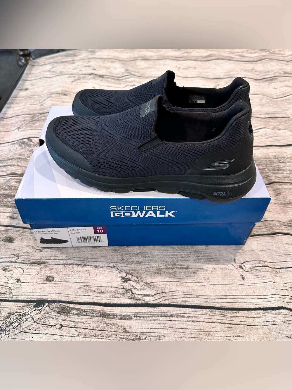 New in Box Men’s Skechers Black Slip-On GO Walk Shoes Size 10